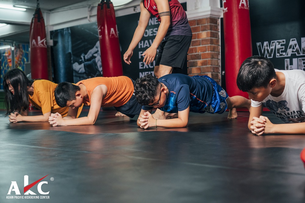 Lớp rèn luyện thể hình và phản xạ tự vệ bé trai tại AKC fitness