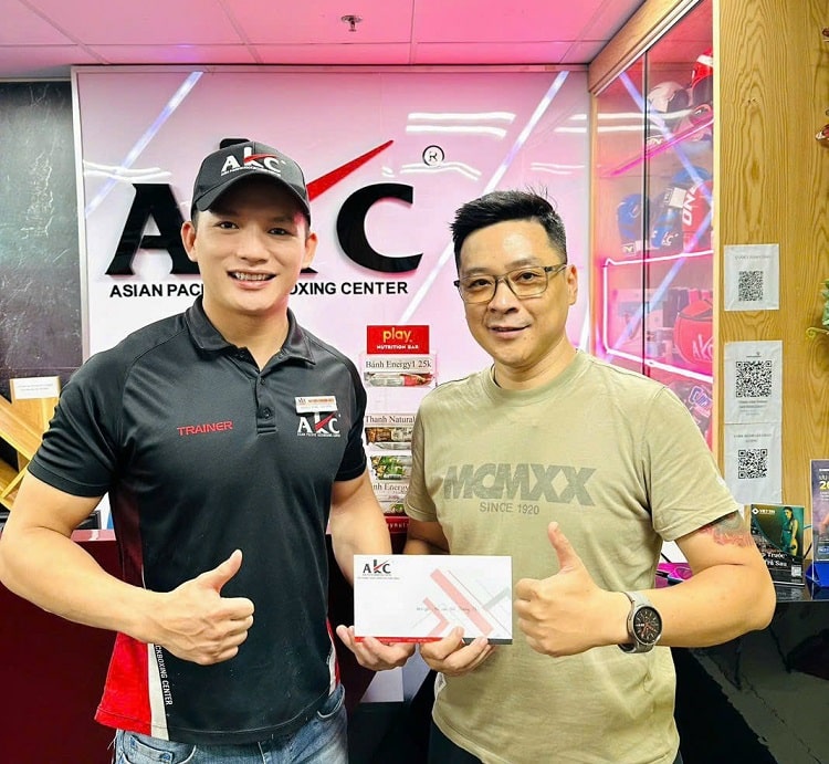 AKC fitness dành tặng thẻ bảo hành tập luyện trọn đời cho khách hàng